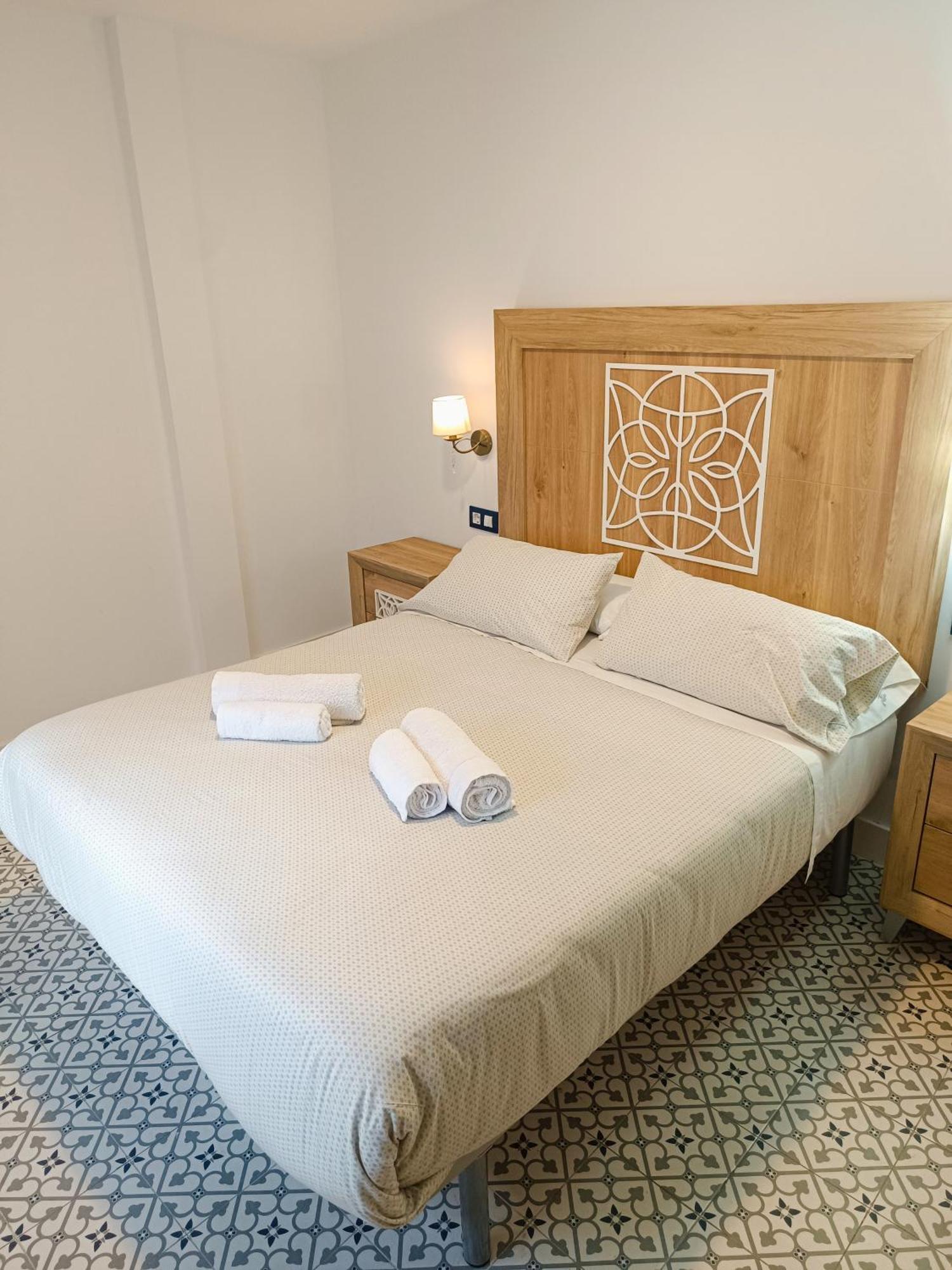 Al-Qazeres Suites Caces 外观 照片