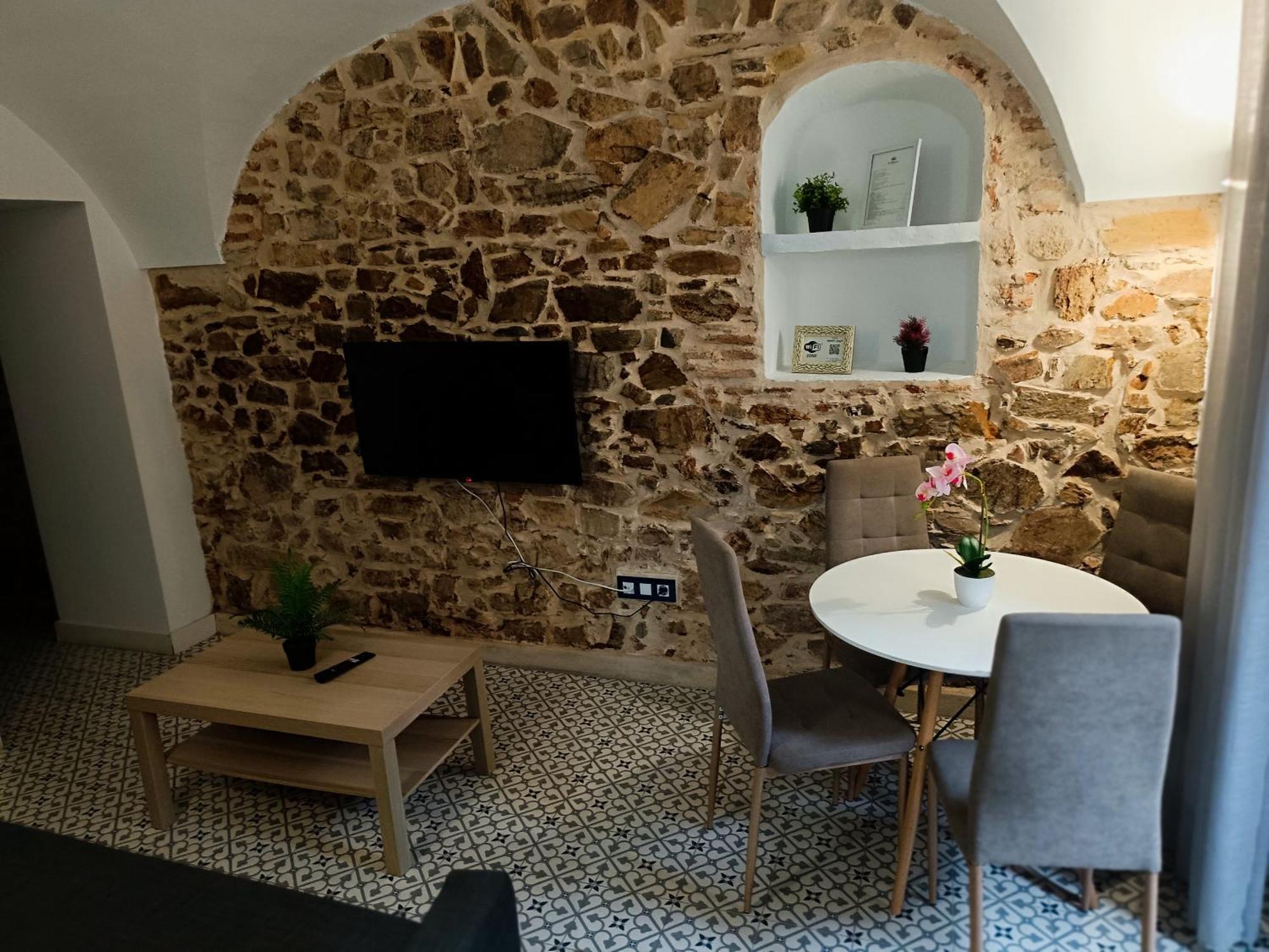 Al-Qazeres Suites Caces 外观 照片