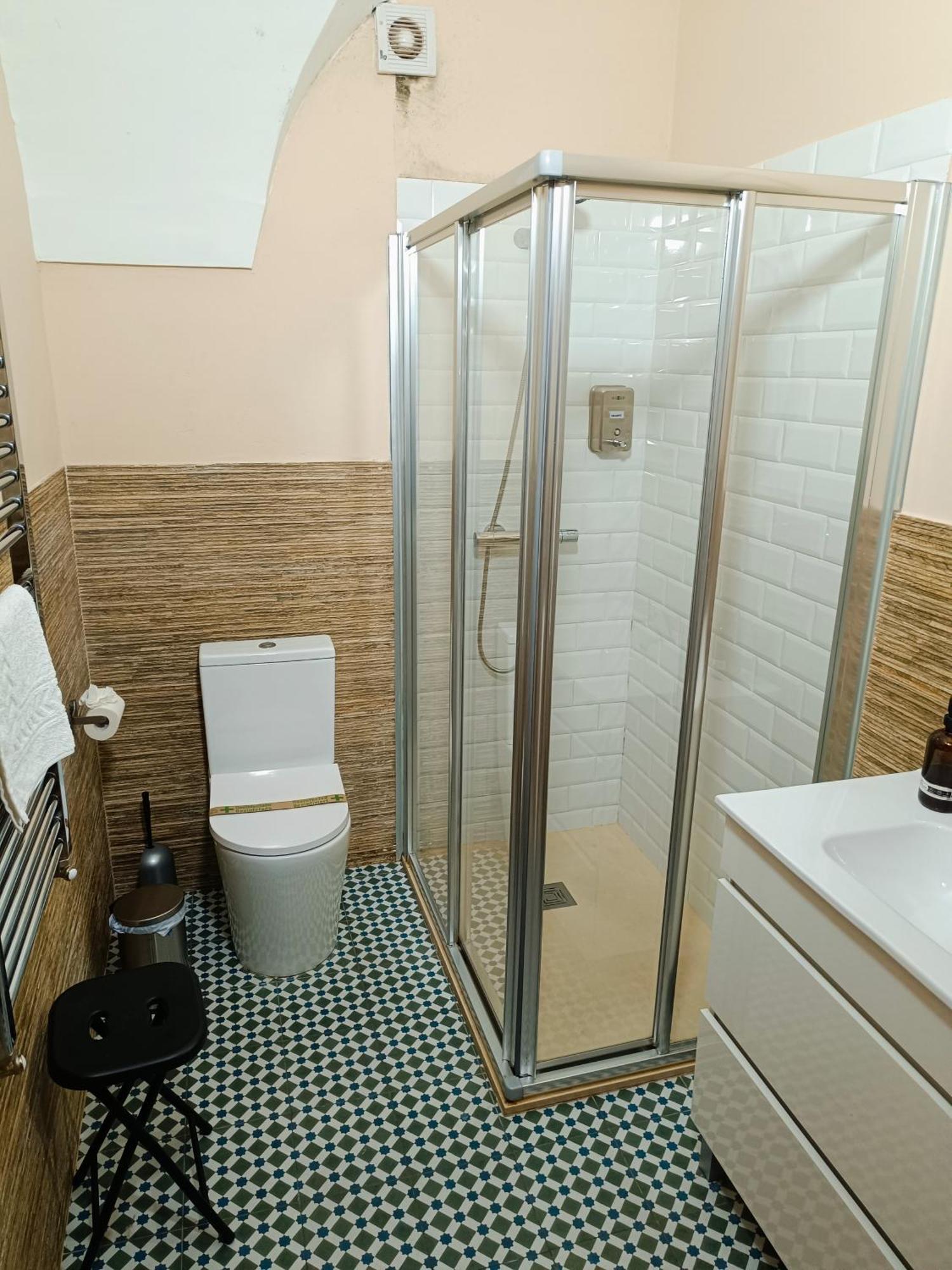 Al-Qazeres Suites Caces 外观 照片