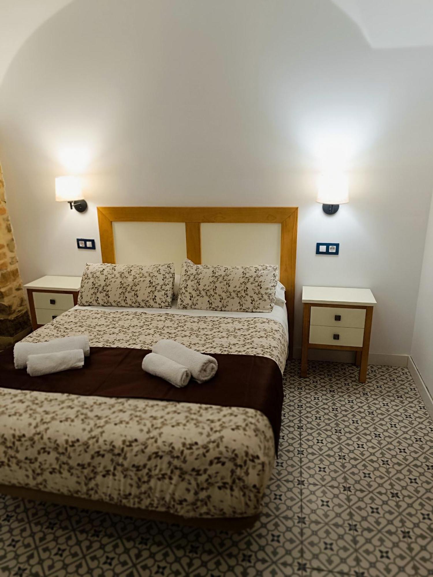 Al-Qazeres Suites Caces 外观 照片