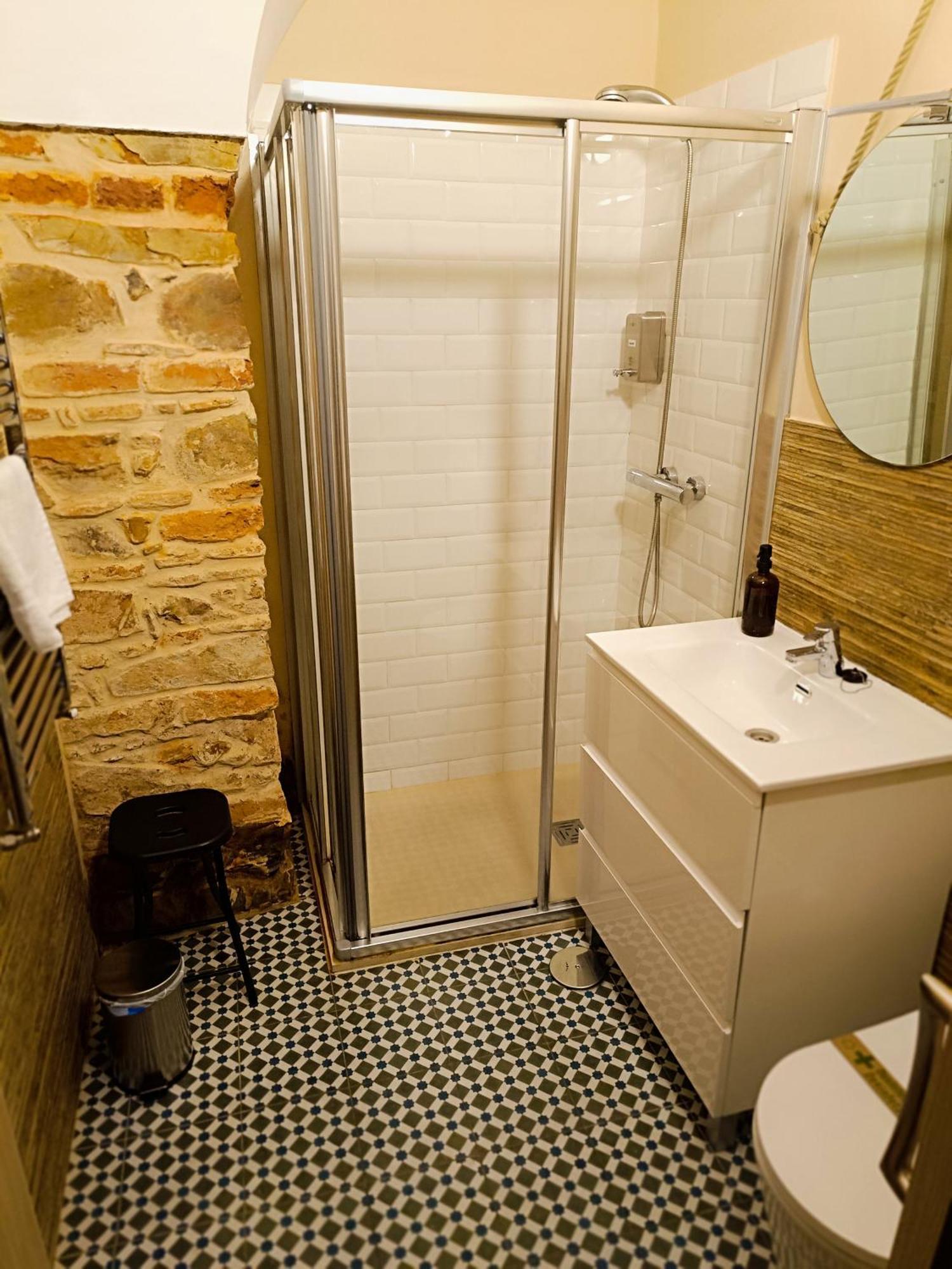 Al-Qazeres Suites Caces 外观 照片