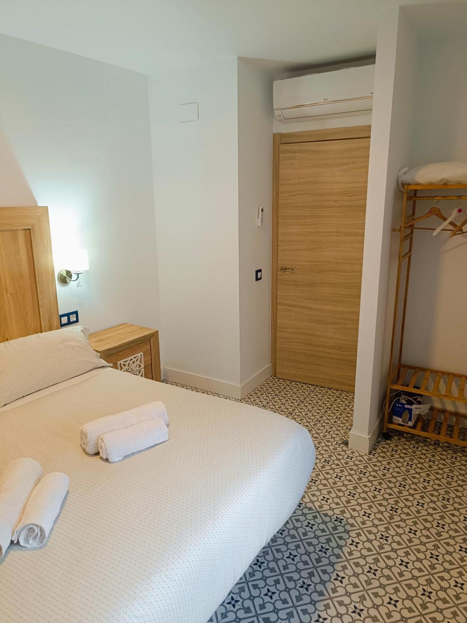 Al-Qazeres Suites Caces 外观 照片