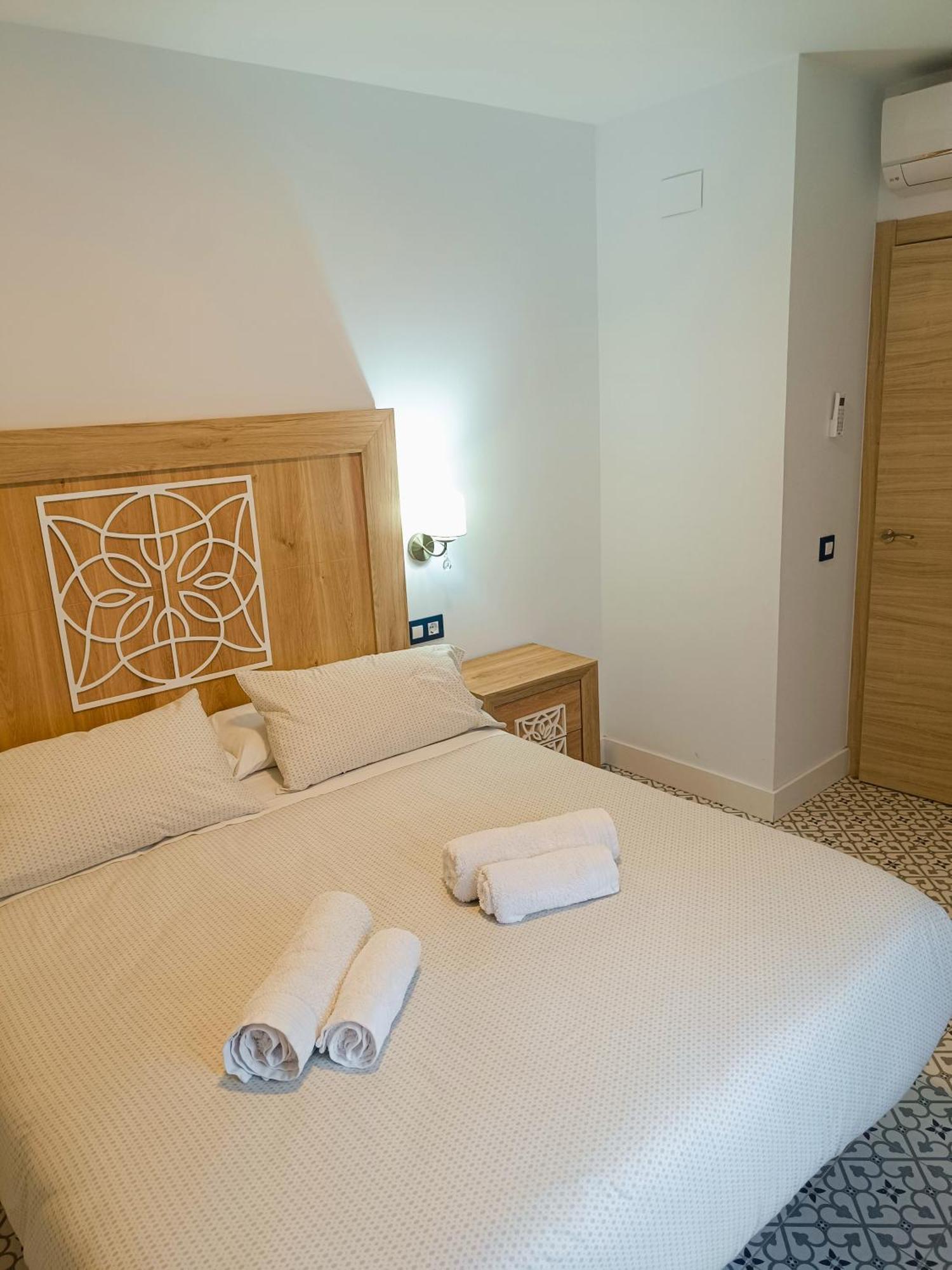 Al-Qazeres Suites Caces 外观 照片