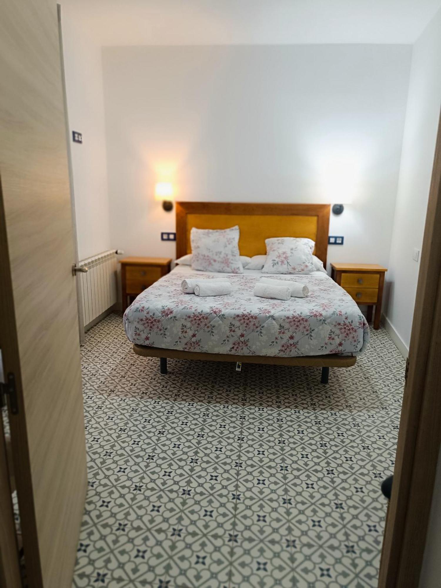 Al-Qazeres Suites Caces 外观 照片